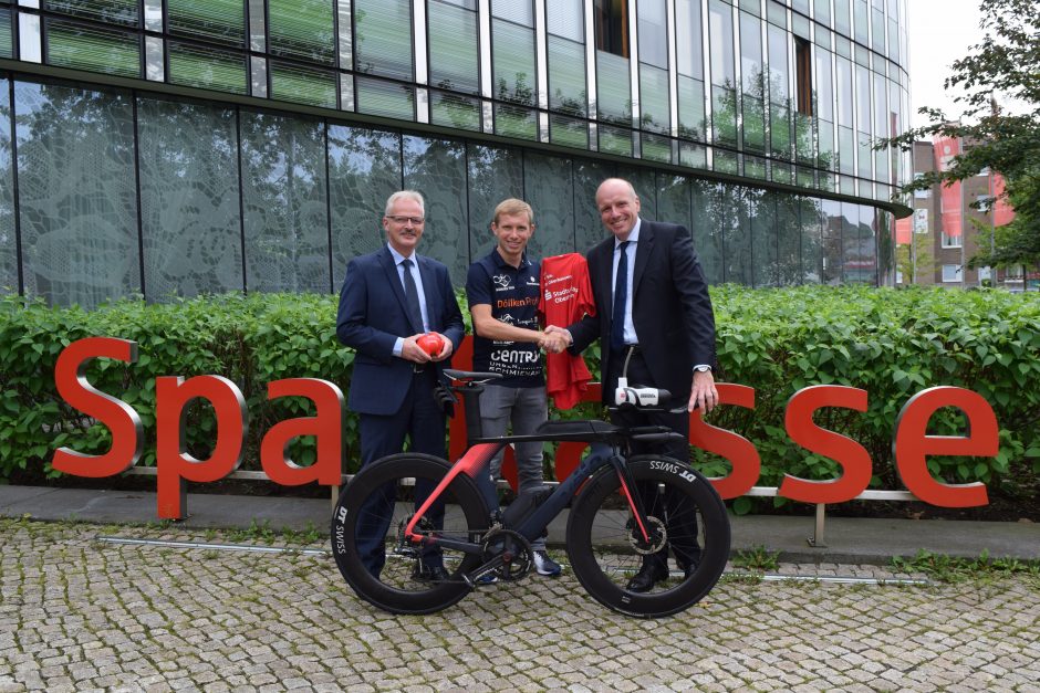 Sparkassenvorstand drückt Timo Schaffeld die Daumen für die Titelverteidigung bei der Ironman-WM auf Hawaii